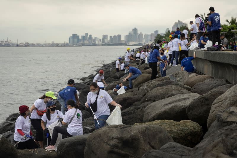 Filipino environmentalists hold cleanup drive on international coastal cleanup day