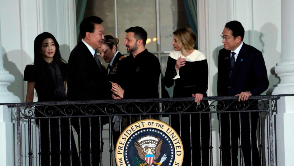 南韓總統尹錫悅（左2）在第一夫人金建希（左）的陪同下，向烏克蘭總統澤倫斯基（中）與其妻子致意，日本首相岸田文雄（右）在一旁聆聽。美聯社