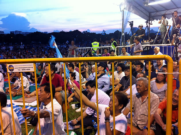 Armed with cardboard boxes, flags, umbrellas, and whistles, elderly supporters of the WP stay upbeat despite the humid night. (Yahoo! photo)