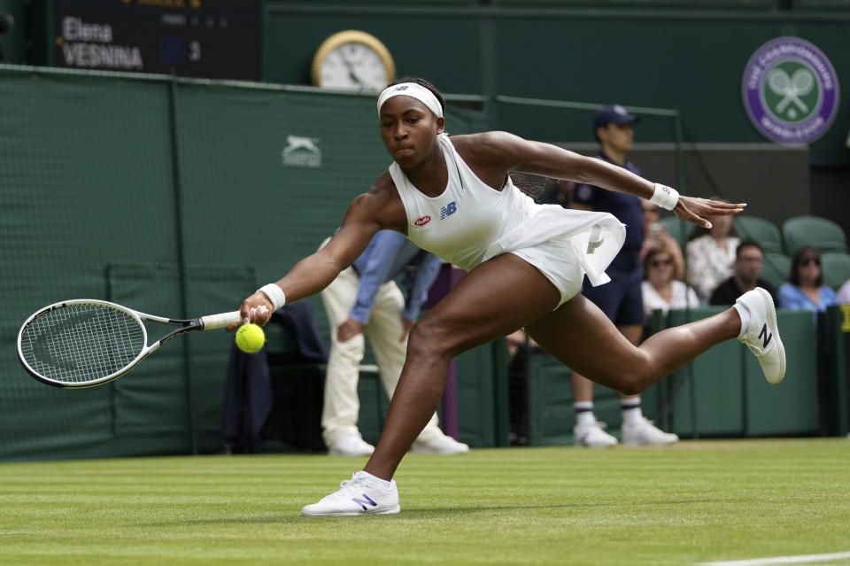 Coco Gauff devuelve ante Elena Vesnina en el torneo de Wimbledon, el jueves 1 de julio de 2021. (AP Foto/Alberto Pezzali)