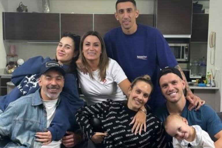 Di María vio con amigos canallas la clasificación de Central y sorprendió la aparición del Pocho Lavezzi. Foto/Instagram: @jorgelinacardoso