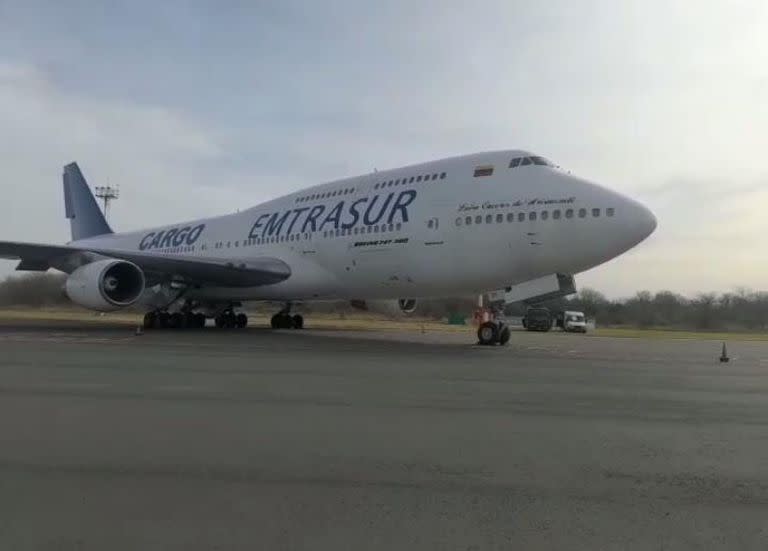 El avión venezolano retenido en Ezeiza en la posición número cinco del aeropuerto