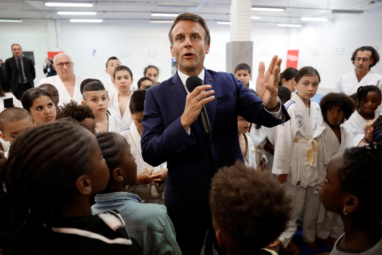 Emmanuel Macron à l'inauguration d'un dojo, à Clichy-sous-Bois le 8 juin 2022 - CHRISTIAN HARTMANN / POOL / AFP