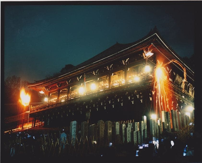 被松明火焰包圍的奈良東大寺！宣告春天來臨的儀式「修二會(取水、御松明)」