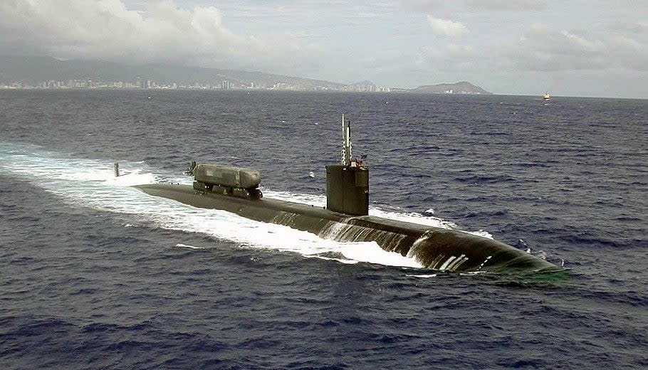 The prototype Advanced SEAL Delivery System submersible seen here on top of the rear deck of the <em>Los Angeles</em> class attack submarine USS <em>Greenville</em>. <em>USN</em>