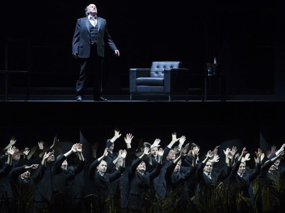 Richard Croft as Tito and the Glyndebourne Chorus in 'La Clemenza di Tito' at Glyndebourne Festival Opera: Monika Rittershaus