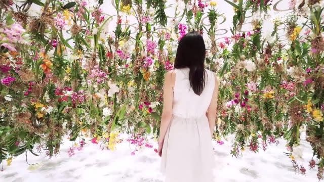 'Floating Flower Garden,' the creation of the teamLab designers