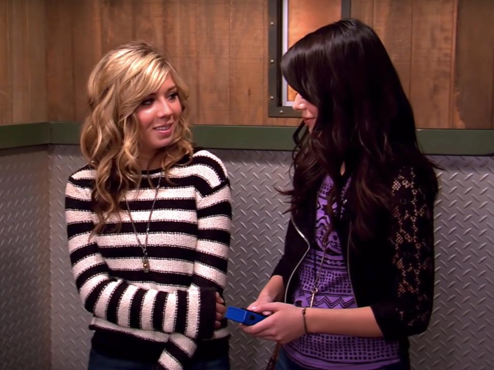 Jennette McCurdy as Sam and Miranda Cosgrove as Carly in the series finale of "iCarly."