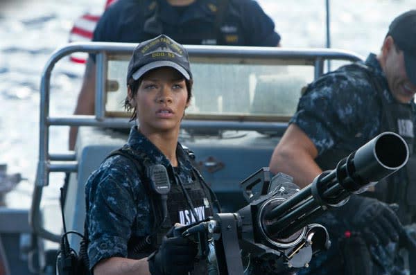 ‘Battleship’ Premiere: Watch Rihanna On Red Carpet Live