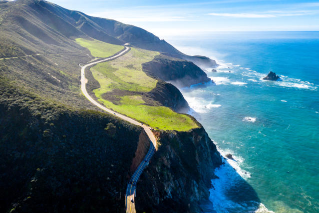 La Pacific Coast Highway se caracteriza por su recorrido junto a playas y riscos. Foto: Getty Images