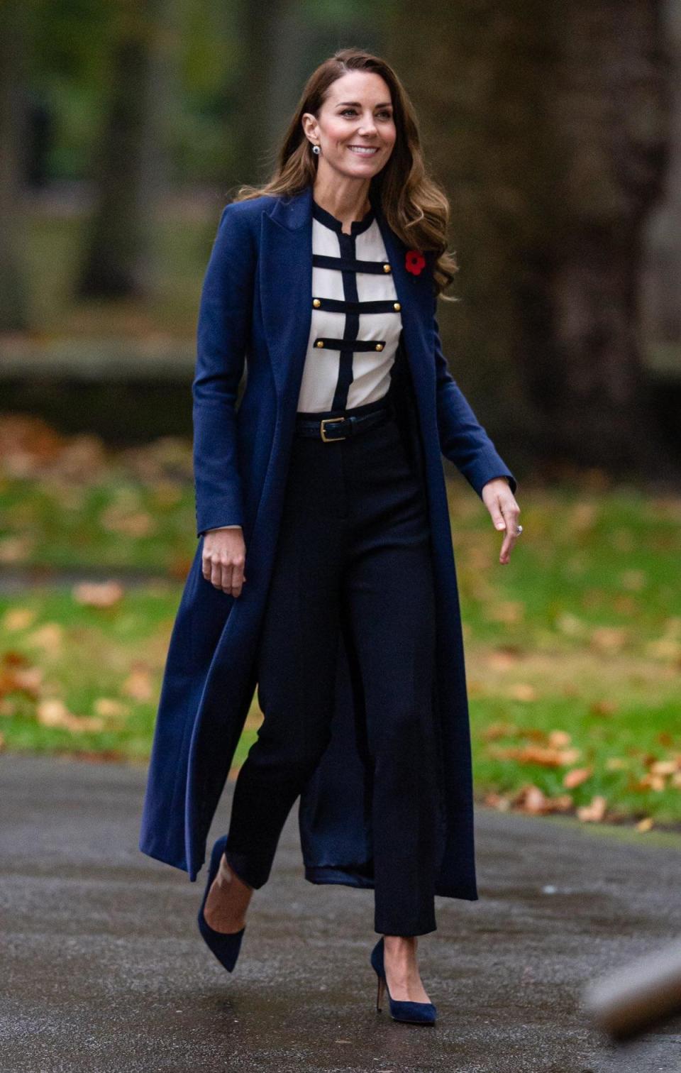 凱特昨穿Alexander McQueen襯衫和Catherine Walker藍色大衣，都是舊衣。（翻攝samhussein推特）