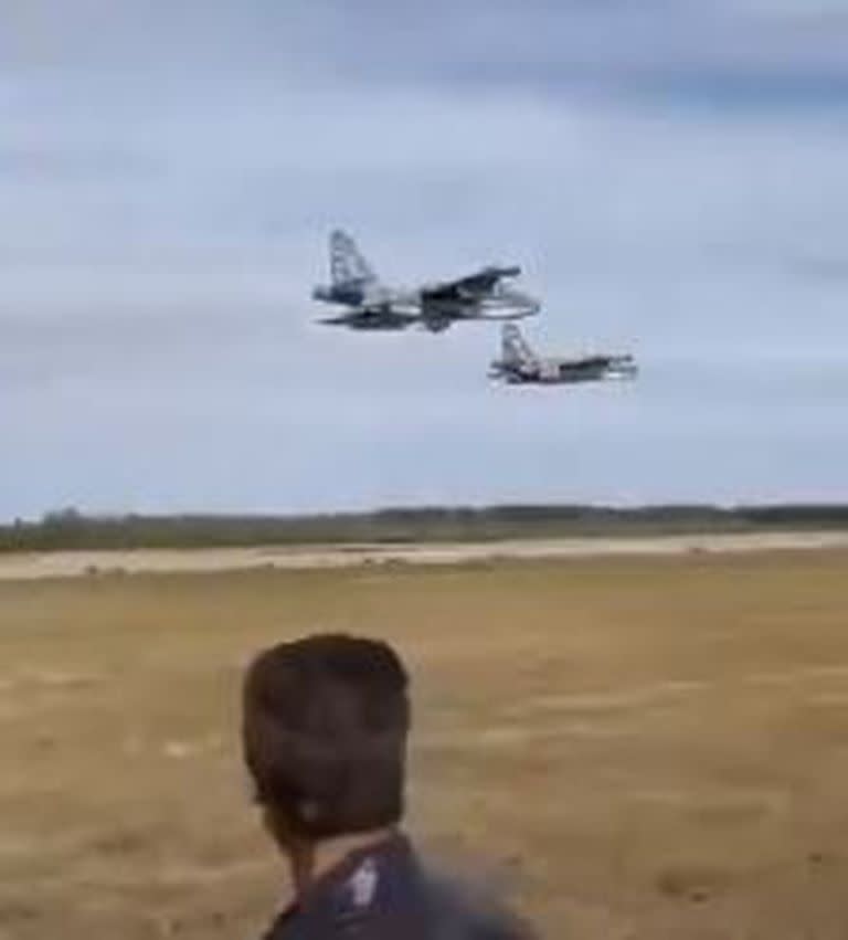El impactante momento en el un avión ruso estalla en una maniobra de entrenamiento.