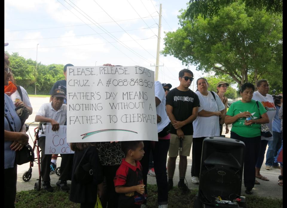  Immigrant families rally at detention center for Father's Day, call on Rubio, Diaz-Balart 