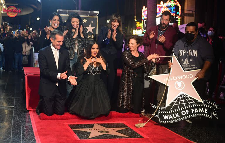 Aplausos y más aplausos. En el momento de la presentación de la nueva estrella del Paseo de la Fama de Hollywood, Salma Hayek se mostró emocionada y pronunció palabras de agradecimiento