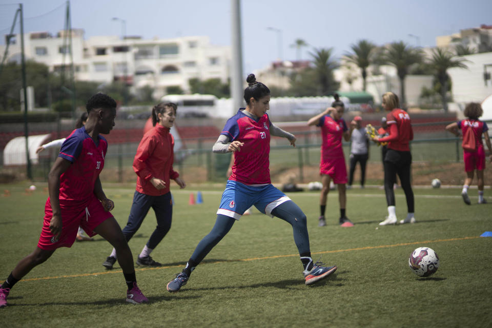 En foto del 19 de mayo del 2023, jugadoras del Fath Union Sport soccer en un entrenamiento en Rabat, Marruecos. (AP Foto/Mosa'ab Elshamy)