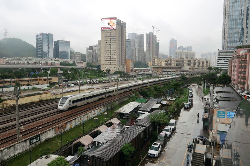 Train travels between Caopu and the old tracks of the station to Hong Kong