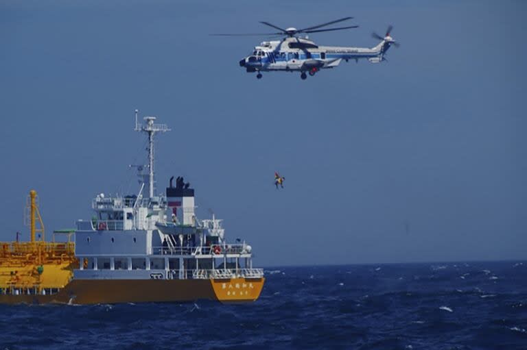 En esta foto publicada por la Guardia Costera de Japón, una mujer es transportada por un helicóptero de la guardia costera de Nojimazaki, prefectura de Chiba, Japón miércoles, 10 de julio 2024.