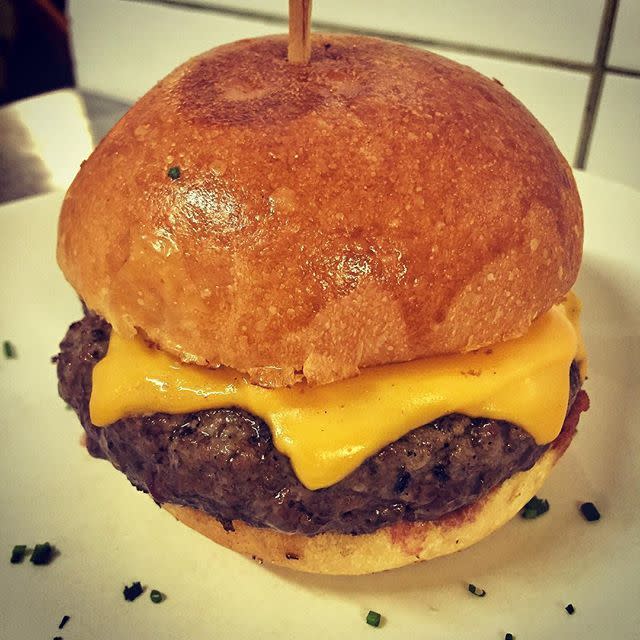 La hamburguesa con queso es el séptimo alimento más adictivo, según el mencionado estudio estadounidense, que se ha basado en una escala de adicción elaborada por la Universidad de Yale (EE.UU.). ¿Tenías alguna duda? (Foto: Instagram / @bigkahunaburgerr).