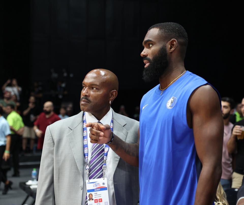 Tim Hardaway Sr. en Tim Hardaway Jr. chatten voorafgaand aan een wedstrijd.  (Brian Choi/NBAE via Getty Images)