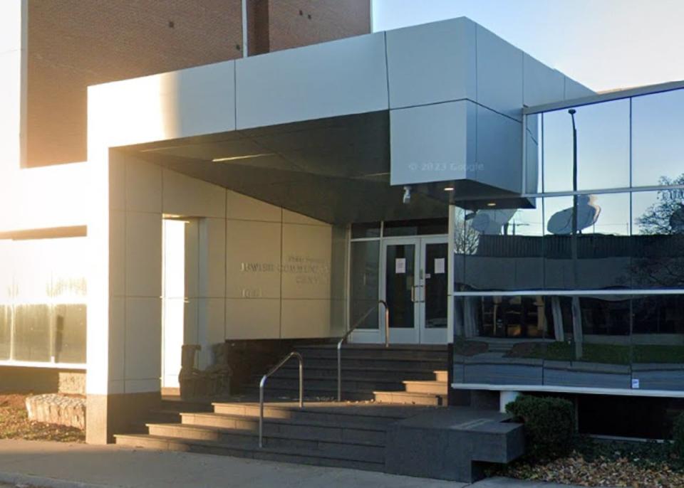 The entrance to the Windsor Jewish Community Centre on Ouellette Avenue. (CBC News - image credit)