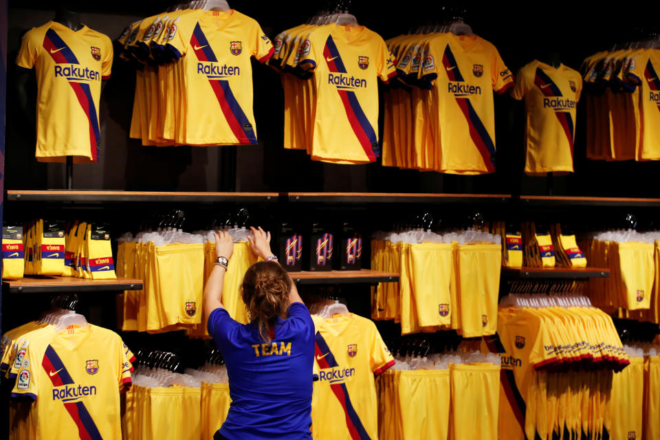 Im Shop des FC Barcelona wird bald gähnende Leere herrschen. (Bild: Reuters)