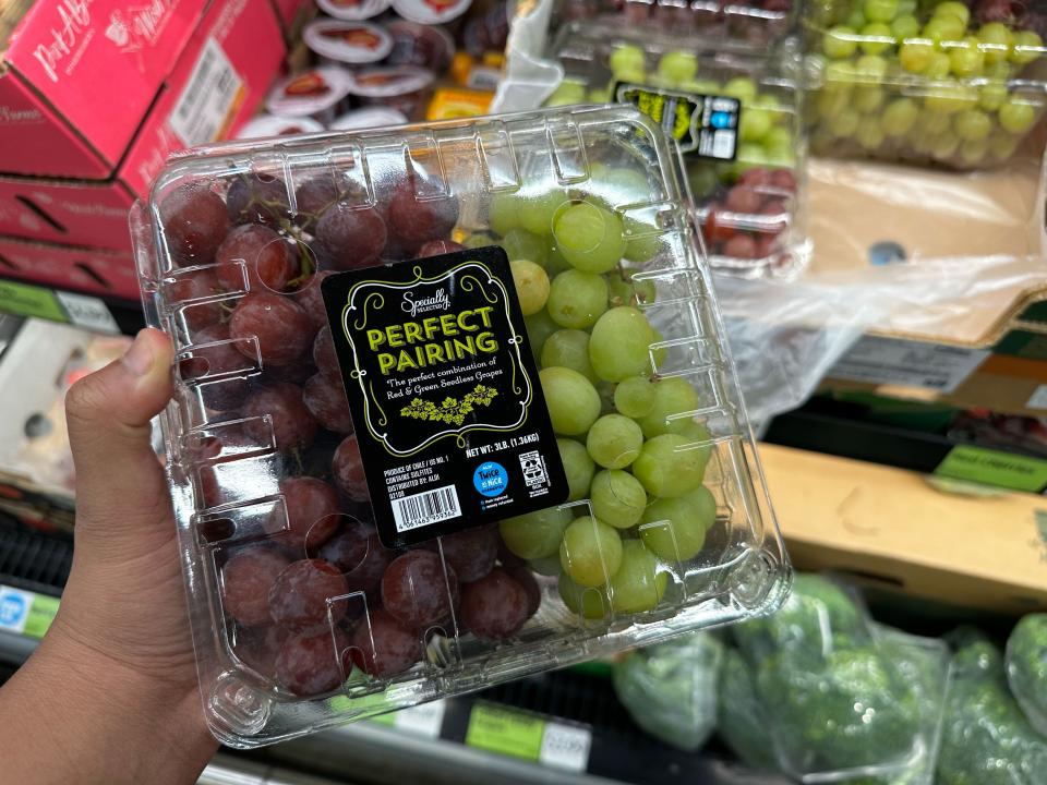 Aldi red and green grapes