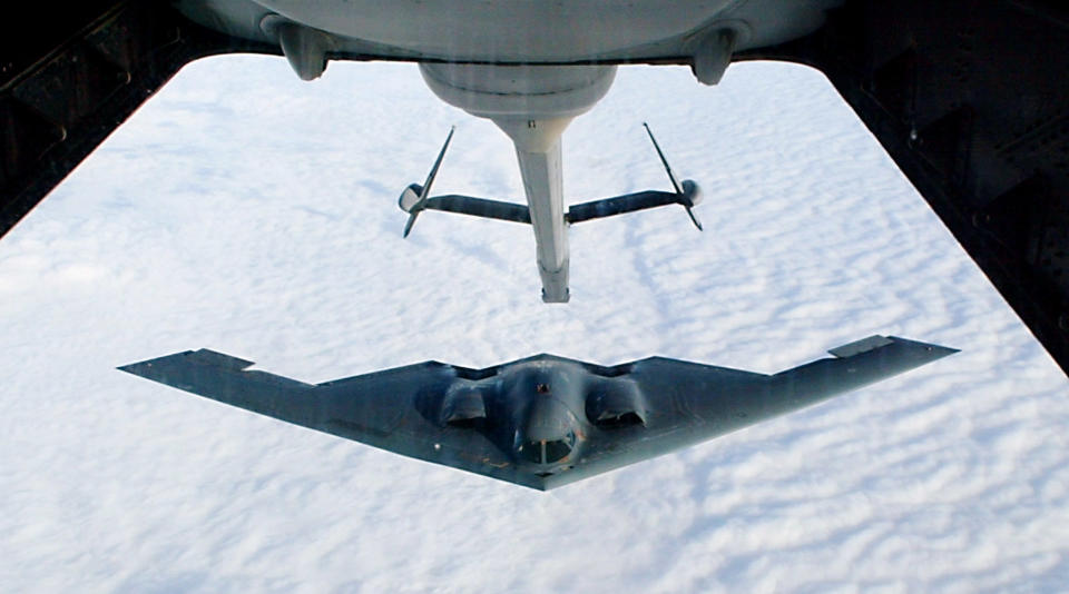 Un bombardero B-2 de EEUU se aproxima a un avión de abastecimiento para repostar en vuelo, en una imagen del año 2002.