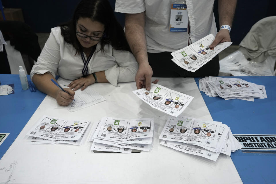 Electoral workers count votes for the runoff presidential election, after polls closed, in Guatemala City, Sunday, Aug. 20, 2023. Bernardo Arévalo, of the Seed Movement party, and former first lady Sandra Torres, of the National Unity of Hope party or UNE, are competing to be the country's next president.(AP Photo/Moises Castillo)