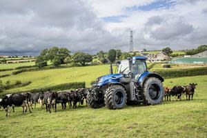CNH Industrial brand New Holland’s T7 Methane Power LNG tractor breaking new ground fuelled by the cows at Cornwall Council’s Trenance Farm in the UK