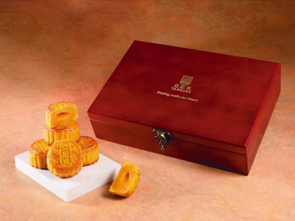 亞尼克搶攻中秋月餅戰局，傑出蛋奶香X質感純松木寶盒設計進軍高端送禮市場。　（業者提供）