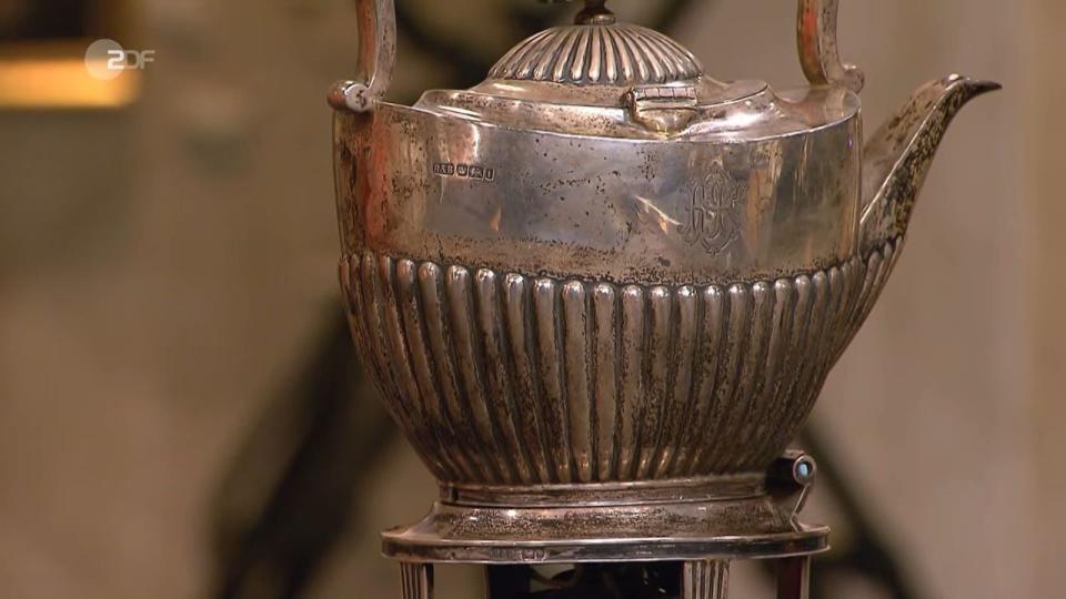 Diese Teekanne mit Rechaud aus Silber von Roberts & Belk aus dem Jahr 1901 hatte einen Schätzwert von 800 bis 1.000 Euro. (Bild: ZDF)