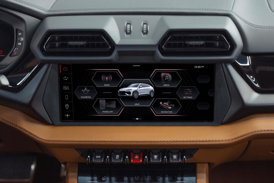 車輛功能介面也同樣使用六角形妝點，與整體的儀表台風格相當一致。