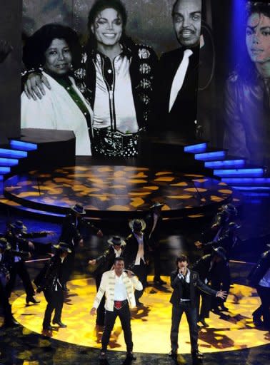 Indian singer Sanu Nigam (R) and US singer/actor Jermaine Jackson (C) pay tribute to late US singer Michael Jackson, on June 24, during IIFA Rocks on the sideline of the 2011 International Indian Film Academy (IIFA) awards in Toronto, Ontario