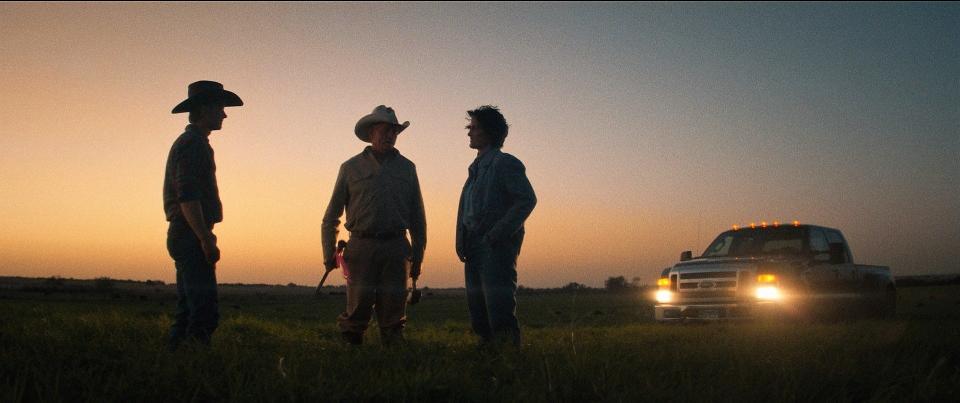 Staking out the drilling site - Erwin (Rudy Pankow), Merle (Thomas Haden Church) and Faye (Carrie-Anne Moss) at sunrise in "Chocolate Lizards."