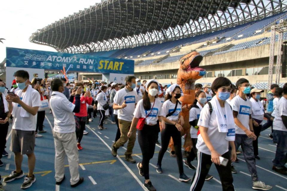 第六屆艾多美公益路跑於高雄世運主場館開跑。　（記者王正平攝）