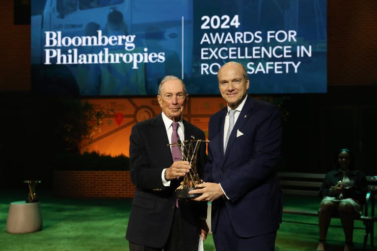 Michael Bloomberg junto al cónsul argentino Pablo Piñeiro Aramburu, quien recibió el premio en representación de la Agencia Nacional de Seguridad Vial (ANSV), que fue galardonada por su política de alcohol cero