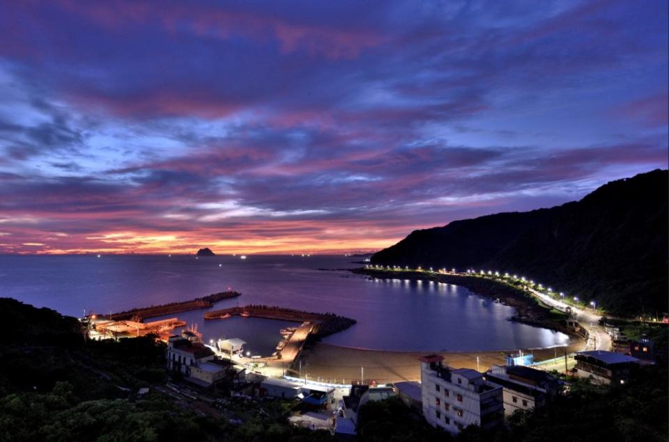 基隆濱海賞月地點多，外木山海邊步道也是不錯的選擇。（記者張上耕翻攝）