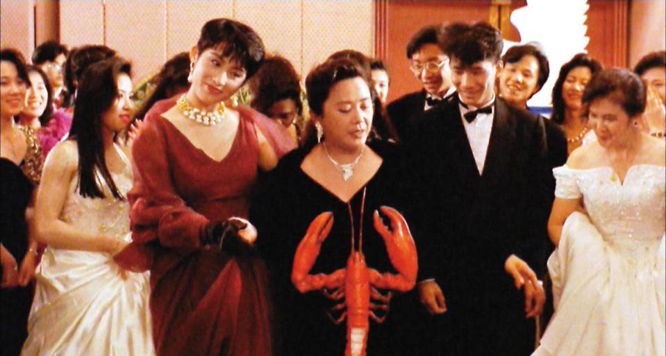 《與龍共舞》的貪財「十一姑」被葉德嫻（左三）演得活靈活現，身穿「Sit Down Please」設計的龍蝦裝更是一絕。左二為張敏。
