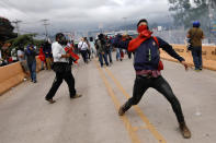 <p>Supporters of Salvador Nasralla, presidential candidate for the Opposition Alliance Against the Dictatorship, clash with riot police as they wait for official presidential election results in Tegucigalpa, Honduras, Nov. 30, 2017. (Photo: Edgard Garrido/Reuters) </p>