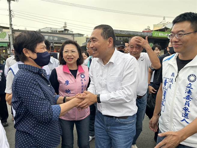 國民黨籍總統參選人侯友宜20日至屏東潮州日式歷史建築文化園區參加客家節活動兼造勢，現場湧入不少支持民眾力挺。（謝佳潾攝）