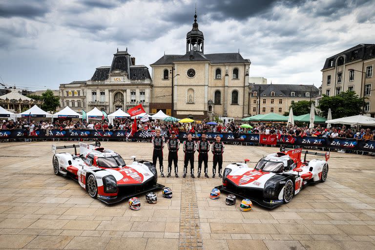 Brendon Hartley, Ryo Hirakawa, tripulantes del auto N°8, Mike Conway, José María Pechito López y Kamui Kobayashi, la fórmula que ganó en 2021, durante la sesión de fotos de Toyota Gazoo Racing en Le Mans