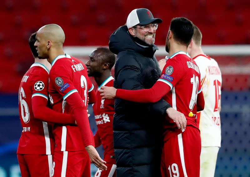 El entrenador del Liverpool Jürgen Klopp celebra con sus jugadores tras el partido ante Leipzig.