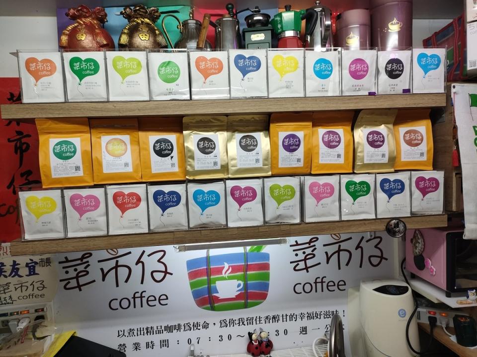 中和枋寮市場「菜市仔coffee」，因為對咖啡的熱愛，堅持自己烘豆，淺焙、中焙、中深焙咖啡豆種類齊全，老闆夫婦還會在現場和顧客分享咖啡相關知識。   圖：新北市市場處提供