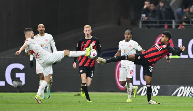 Eintracht Frankfurt's Ansgar Knauff (R) and Mainz's Tom Krauss (L) battle for the ball during the German Bundesliga soccer match between Eintracht Frankfurt and  1. FSV Mainz 05 at the Deutsche Bank Park. Arne Dedert/dpa