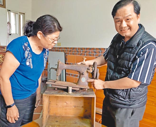 李金環（左）找上「針車達人」楊銘達（右），希望百年縫紉機可以再動起來。（李金生攝）