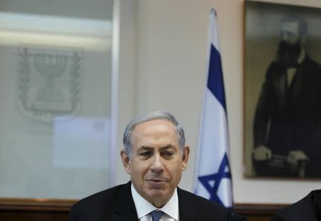 Israel's Prime Minister Benjamin Netanyahu attends the weekly cabinet meeting at his office in Jerusalem August 31, 2015. REUTERS/Ronen Zvulun