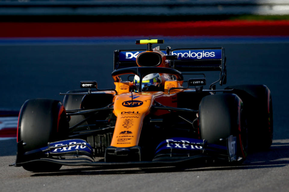 À dix tours de la fin, il reste plusieurs duels intéressants à suivre. Nico Hulkenberg cherche ainsi à dépasser Lando Norris, pour la neuvième position.