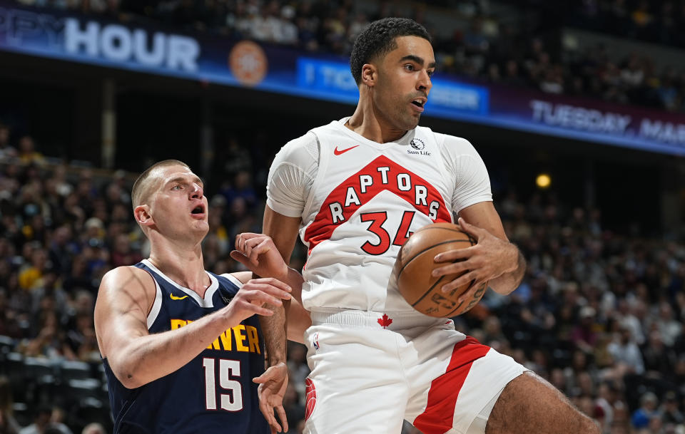 Jontay Porter, anteriormente poste de los Toronto Raptors, fue suspendido de por vida tras descubrirse que estuvo involucrado en varias faltas de la política de apuestas de la NBA .(AP Foto/David Zalubowski)