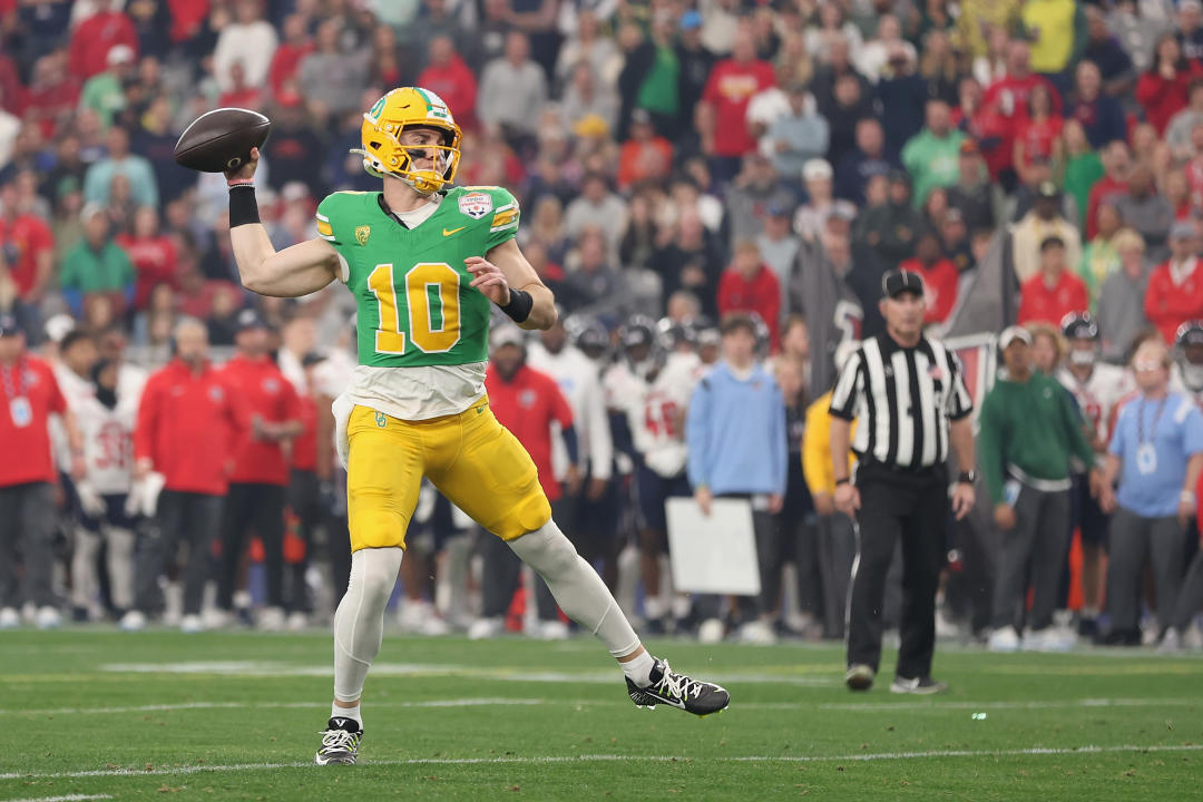 GLENDALE, ARIZONA - JANUARY 01: Quarterback Bo Nix #10 of the Oregon Ducks throws a pass during the first half of the Fiesta Bowl against the Liberty Flames at State Farm Stadium on January 01, 2024 in Glendale, Arizona. (Photo by Christian Petersen/Getty Images)