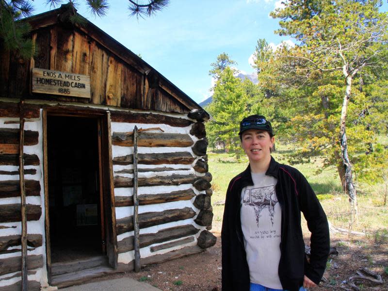 Gründertochter: Eryn Mills vor der Hütte ihres Urgroßvaters, ohne den es den Rocky Mountains National Park wohl nicht gäbe. Foto: Michael Juhran